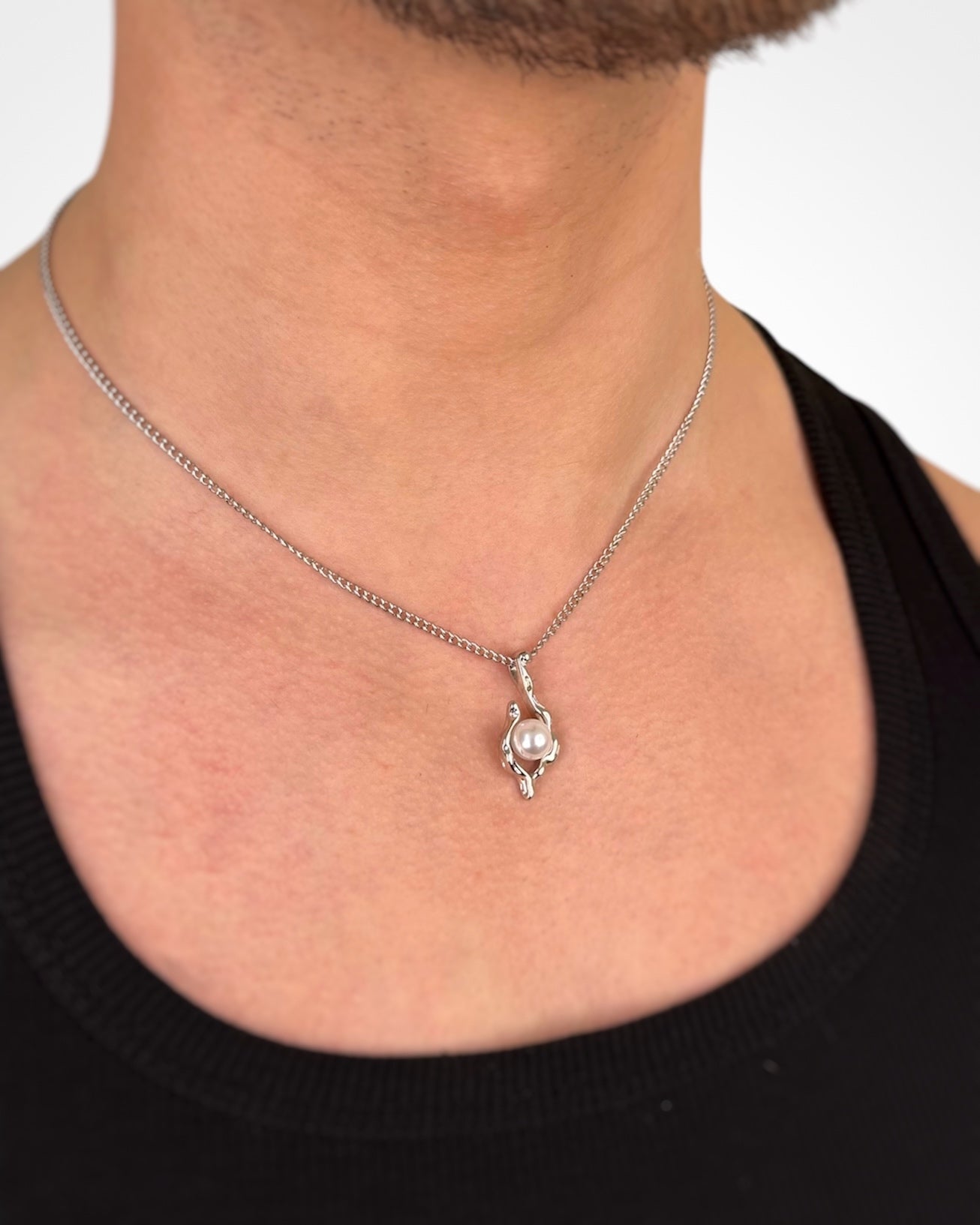 PEARL ASYMMETRICAL PENDANT NECKLACE