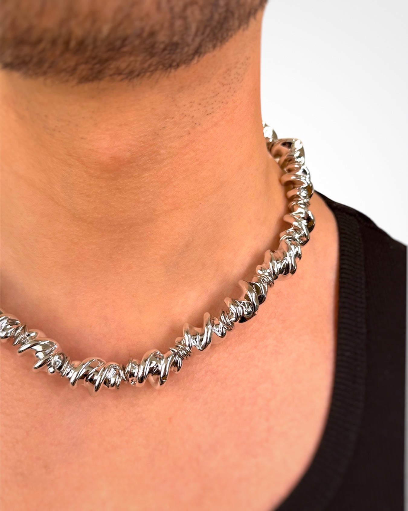 TWISTY RESIN BEAD NECKLACE