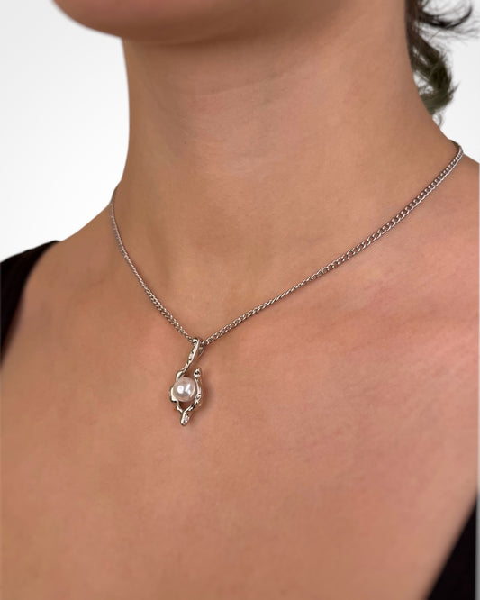 PEARL ASYMMETRICAL PENDANT NECKLACE