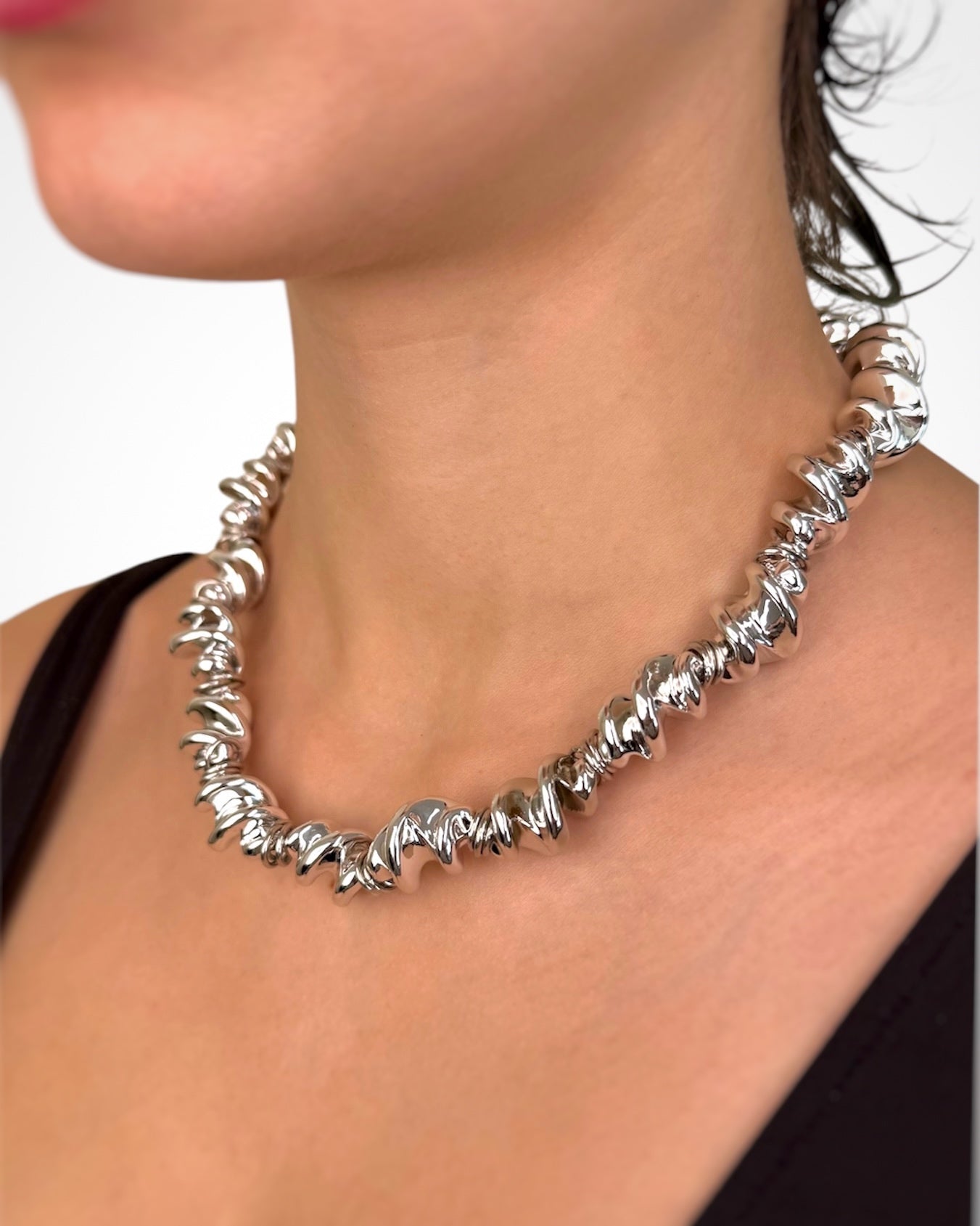 TWISTY RESIN BEAD NECKLACE